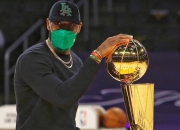 震撼！詹姆斯在网球赛场夺冠！