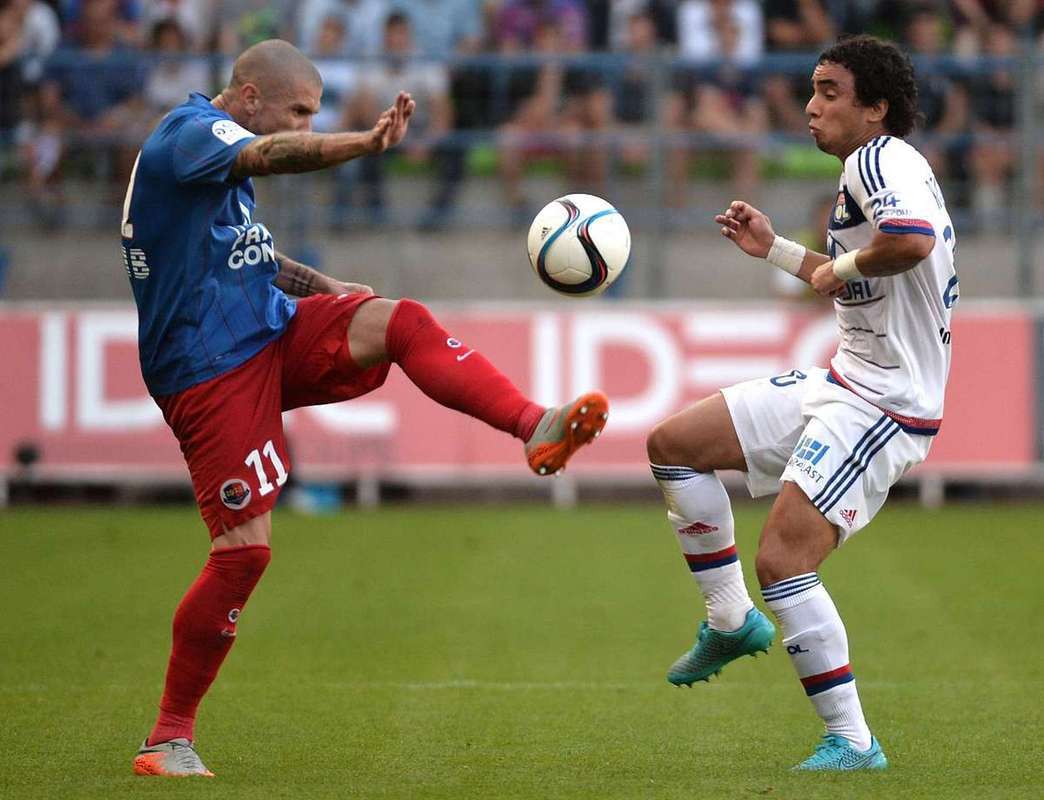 里尔主场迎战巴黎,双雄对决激烈 里尔主场迎战巴黎,双雄对决激烈