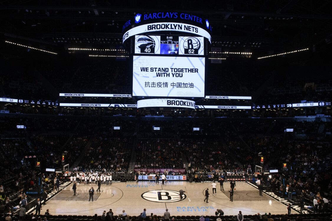 包含斯特拉斯堡球迷为球队加油，期待主场取胜的词条