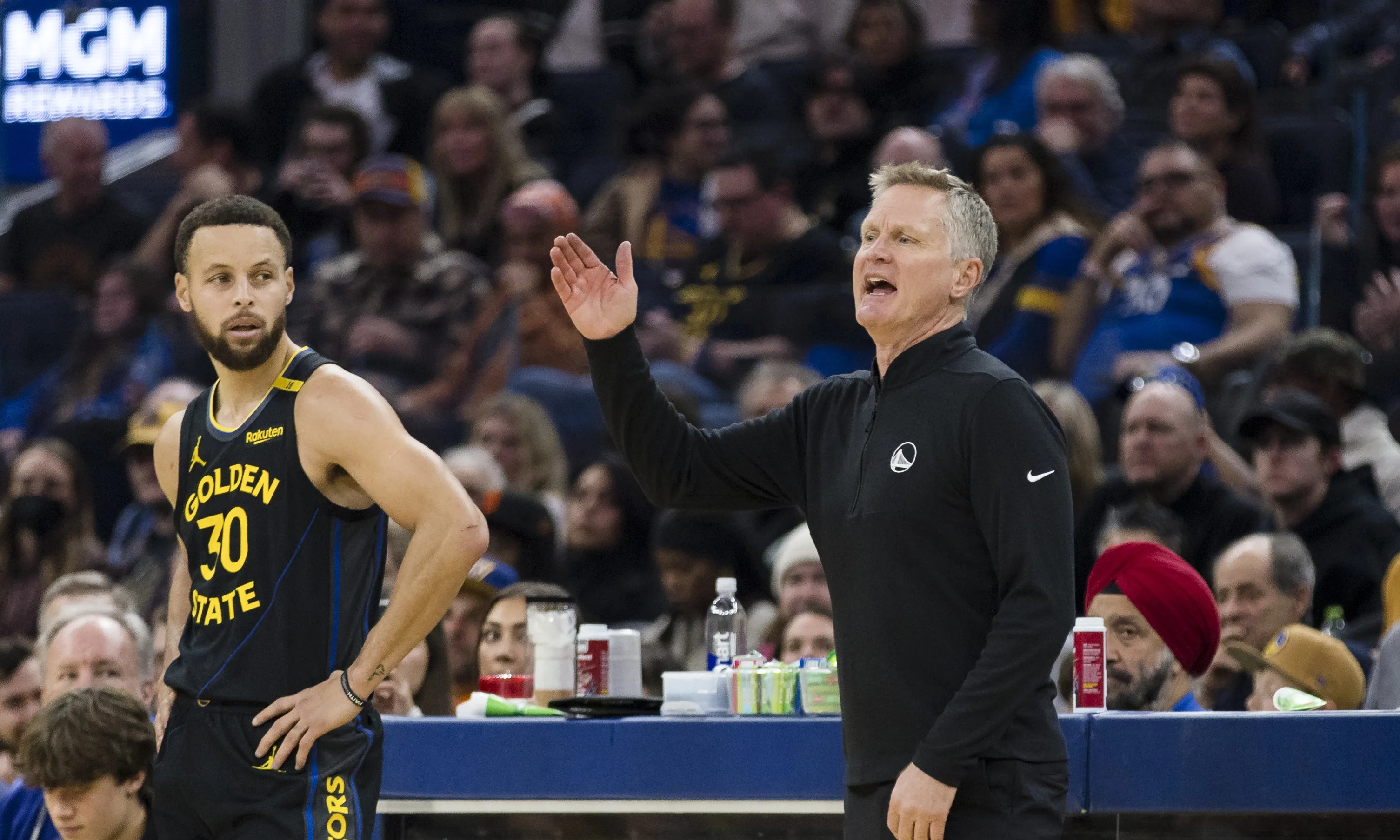 勇士主场举行球迷感恩活动,球队人气高涨!的简单介绍 勇士主场举行球迷感恩活动,球队人气高涨!的简单介绍